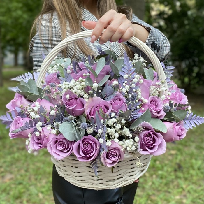 35 сиреневых роз в корзине